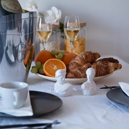 Elegant November 1 Apartment